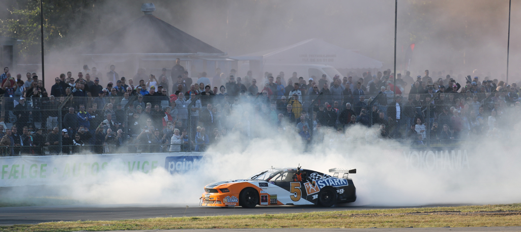 Sidste sæson takkede Casper Elgaard af som aktiv kører med lidt afskeds-dækrøg.
(Foto: Motorsporten.dk)